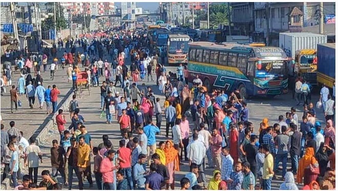 গাজীপুরে বকেয়া বেতন এর দাবিতে ঢাকা ময়মনসিংহ সড়ক অবরোধ শ্রমিক বিক্ষোভ