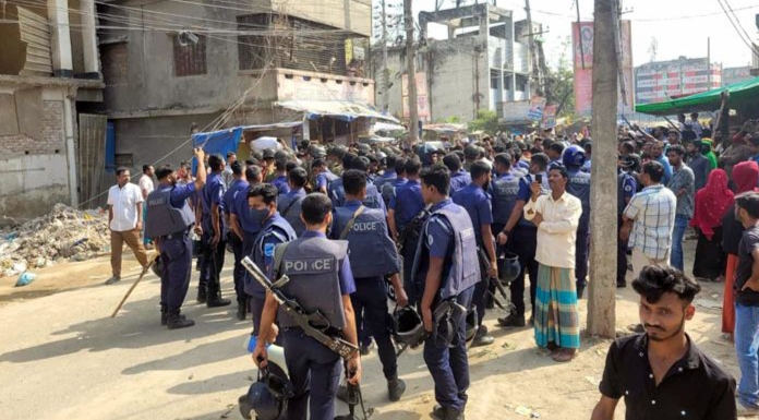 বেতন পরিশোধ না করে ক্রোণী গার্মেন্টস বন্ধ ঘোষণায় শ্রমিক বিক্ষোভ