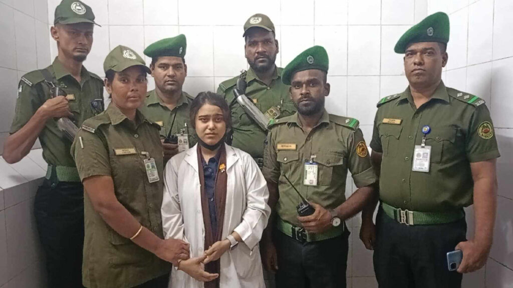 ঢাকা মেডিকেল থেকে ভুয়া নারী চিকিৎসক আটক