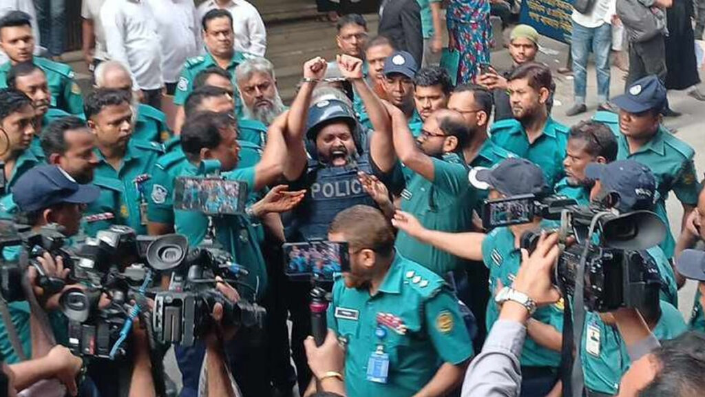 আদালত প্রাঙ্গণে চিৎকার দিয়ে সোলায়মান সেলিমের ‘জয় বাংলা’ স্লোগান