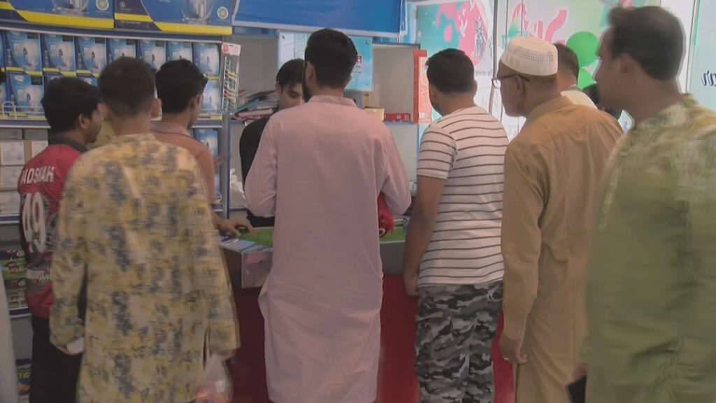 চট্টগ্রামে ৯৯ টাকায় আড়াই’শ গ্রাম গরুর মাংস কিনতে পেরে খুশি ক্রেতারা