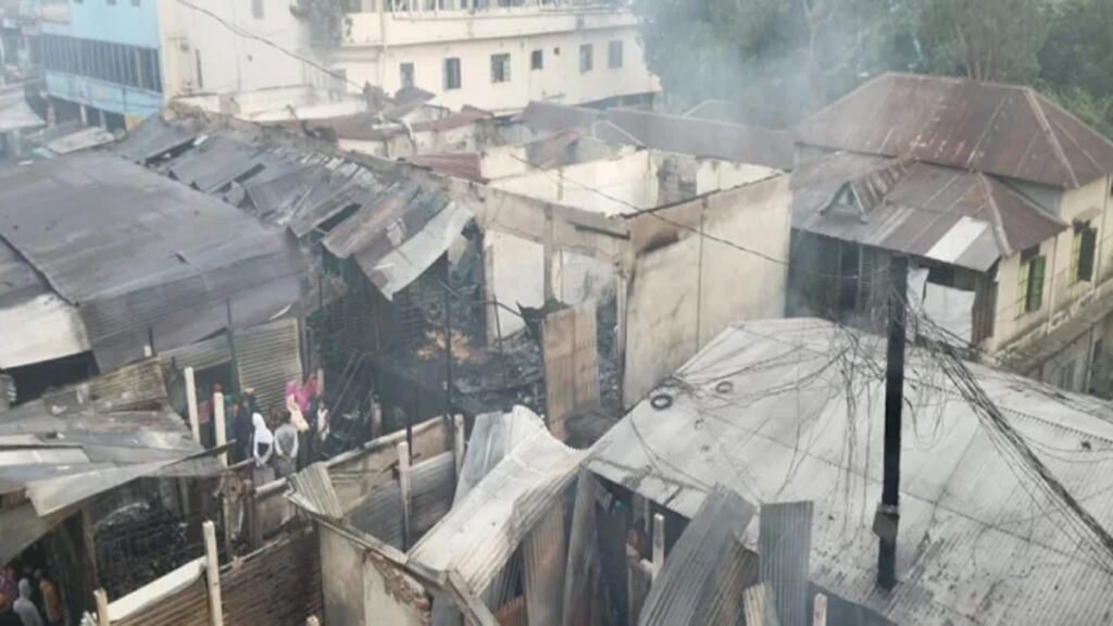 মুন্সিগঞ্জে মার্কেটে আগুনে পুড়লো ৩০ দোকান