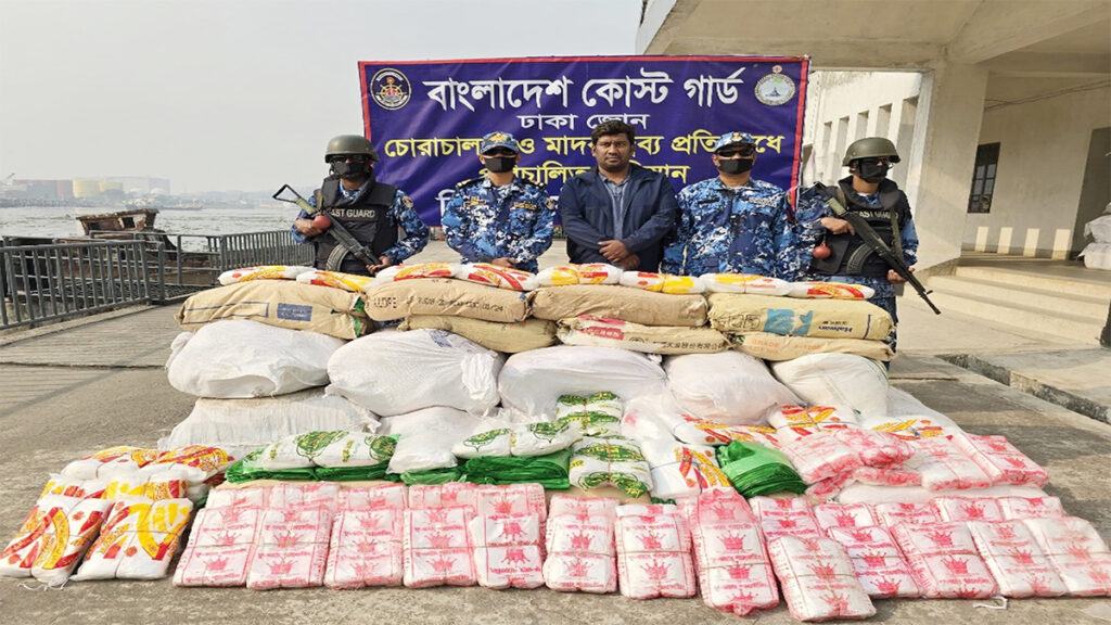 সদরঘাটে কোস্ট গার্ডের অভিযানে নিষিদ্ধ পলিথিন জব্দ
