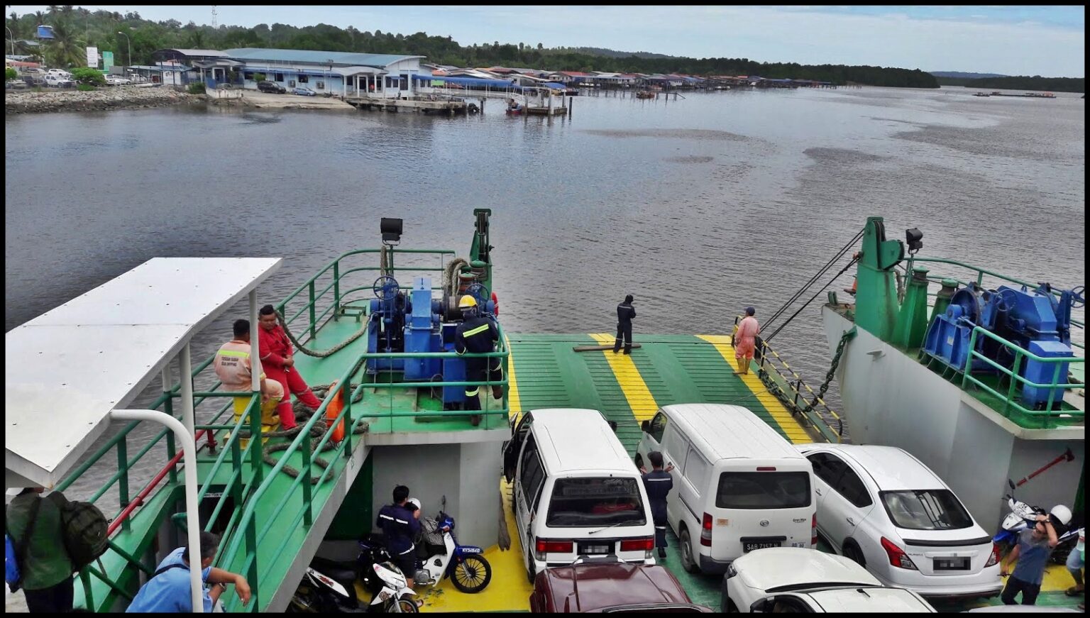 মেঘনায় কুয়াশায় পথ হারালো ফেরি, অ্যাম্বুলেন্স-বরযাত্রীসহ ২শ’ যাত্রী উদ্ধার