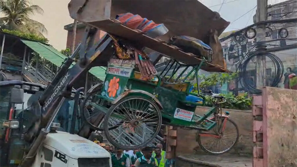 রাজধানীতে ব্যাটারিচালিত অটোরিকশা উচ্ছেদ অভিযান