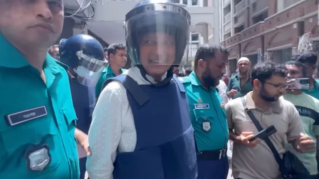 ‘হাসে শরম নাই’—তীব্র কথার খোঁচায়ও হাসলেন ইনু