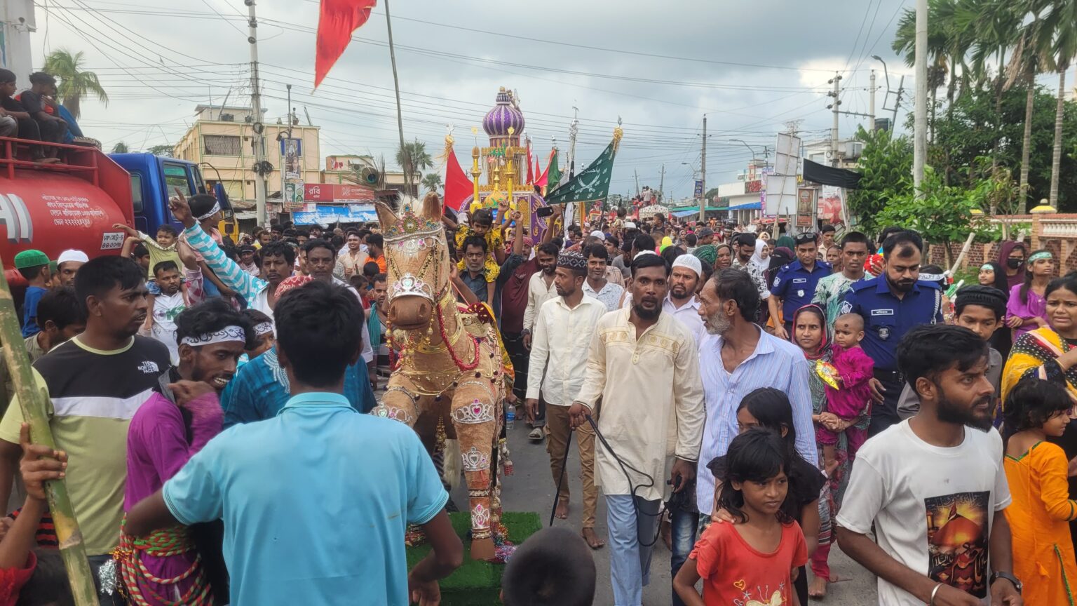 আশুরায় আদমজীতে বিশাল তাজিয়া মিছিল