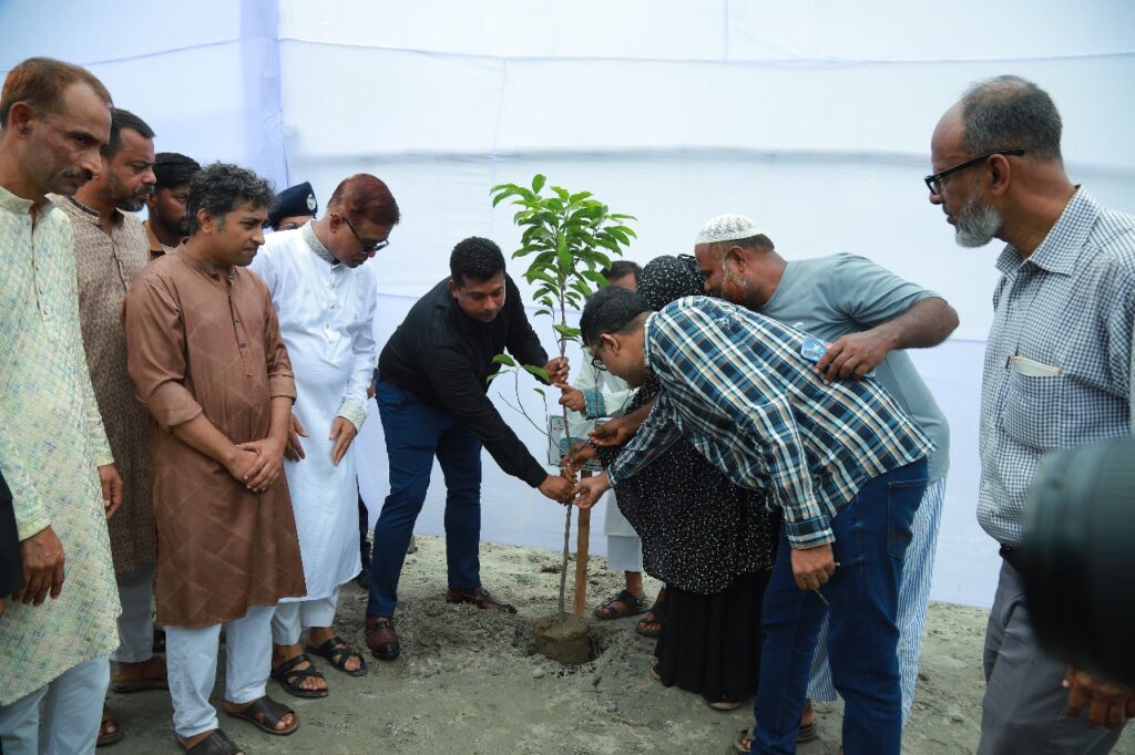 জুলাই-আগস্ট গণঅভ্যুত্থান ২০২৪ শহীদদের স্মরণে “এক শহীদ এক বৃক্ষ” কর্মসূচি বাস্তবায়ন