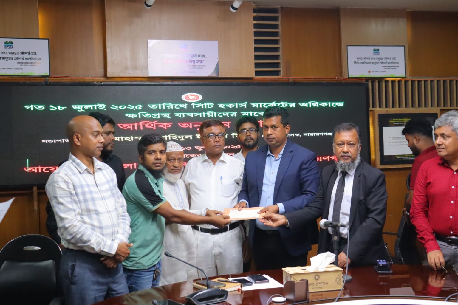 নারায়ণগঞ্জের সিটি হকার্স মার্কেটের অগ্নিকাণ্ডে ক্ষতিগ্রস্ত ব্যবসায়ীদের পাশে দাঁড়িয়েছেন জেলা প্রশাসক