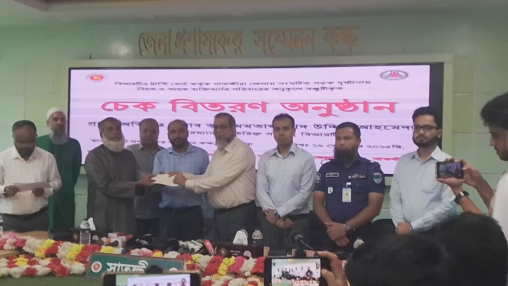 সাতক্ষীরায় সড়ক দুর্ঘটনায় ক্ষতিগ্রস্ত পরিবারের মাঝে চেক বিতরণ