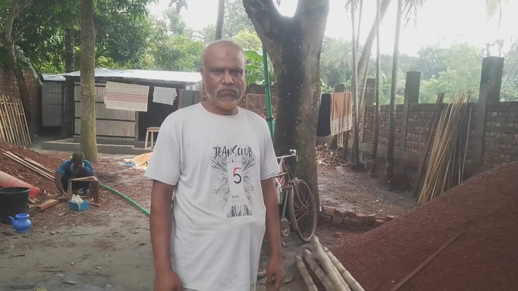 জমিতে ঘর তুলে বসবাস, ষড়যন্ত্র ও হুমকির অভিযোগে আতঙ্কে এক পরিবার