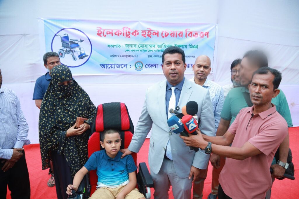 মানবিক ডিসির সহায়তায় মাহিন পেলো ইলেকট্রিক হুইল চেয়ার