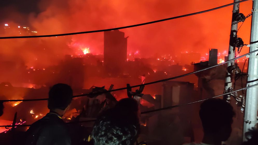 কড়াইল বস্তিতে ভয়াবহ আগুন, নিয়ন্ত্রণে ফায়ার সার্ভিসের ১৬ ইউনিট