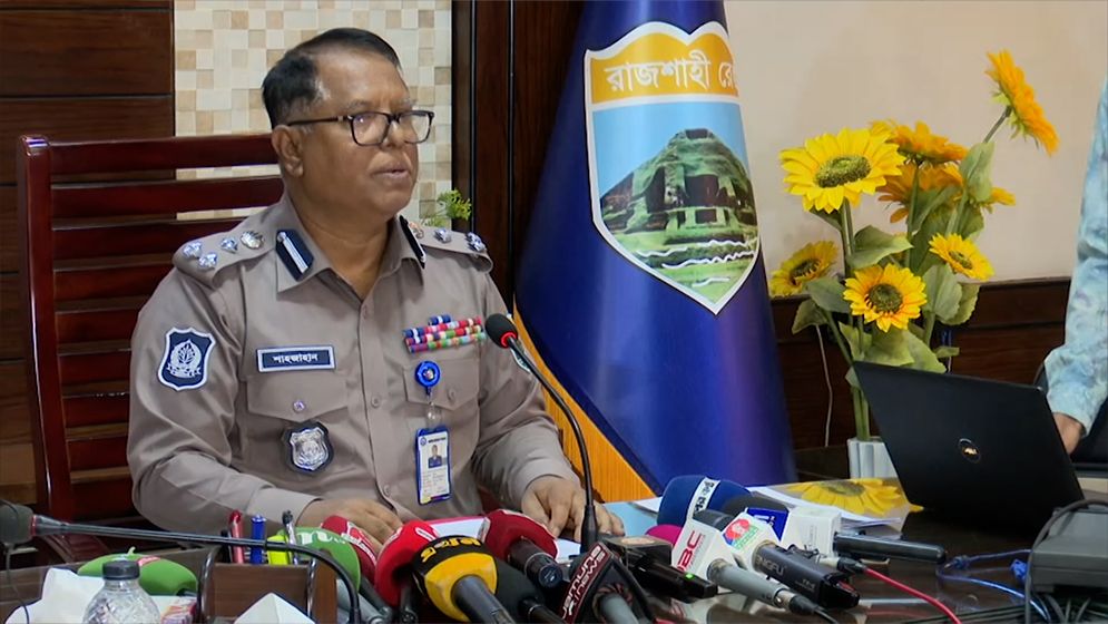 রাজশাহীতে অপারেশন ফার্স্ট লাইট: মাদক কারবারীসহ ৭২ সন্ত্রাসী গ্রেফতার