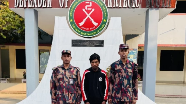 এক লাখ ইয়াবাসহ নাফনদীতে রোহিঙ্গা আটক