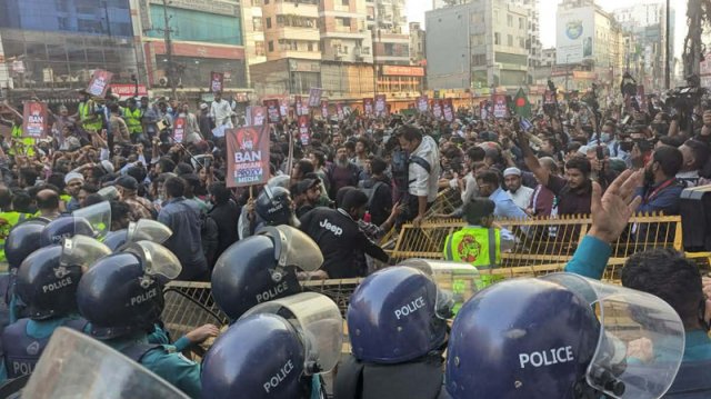 ‘জুলাই ঐক্য’র ‘মার্চ টু হাইকমিশন’ কর্মসূচিতে পুলিশের বাধা
