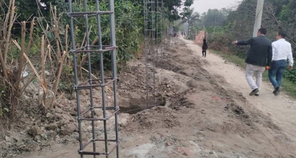 সোনারগাঁওয়ে পৌর নোটিশকে তোয়াক্কা না করে রাস্তা দখল করে সীমানা প্রাচীর নির্মাণের অভিযোগ