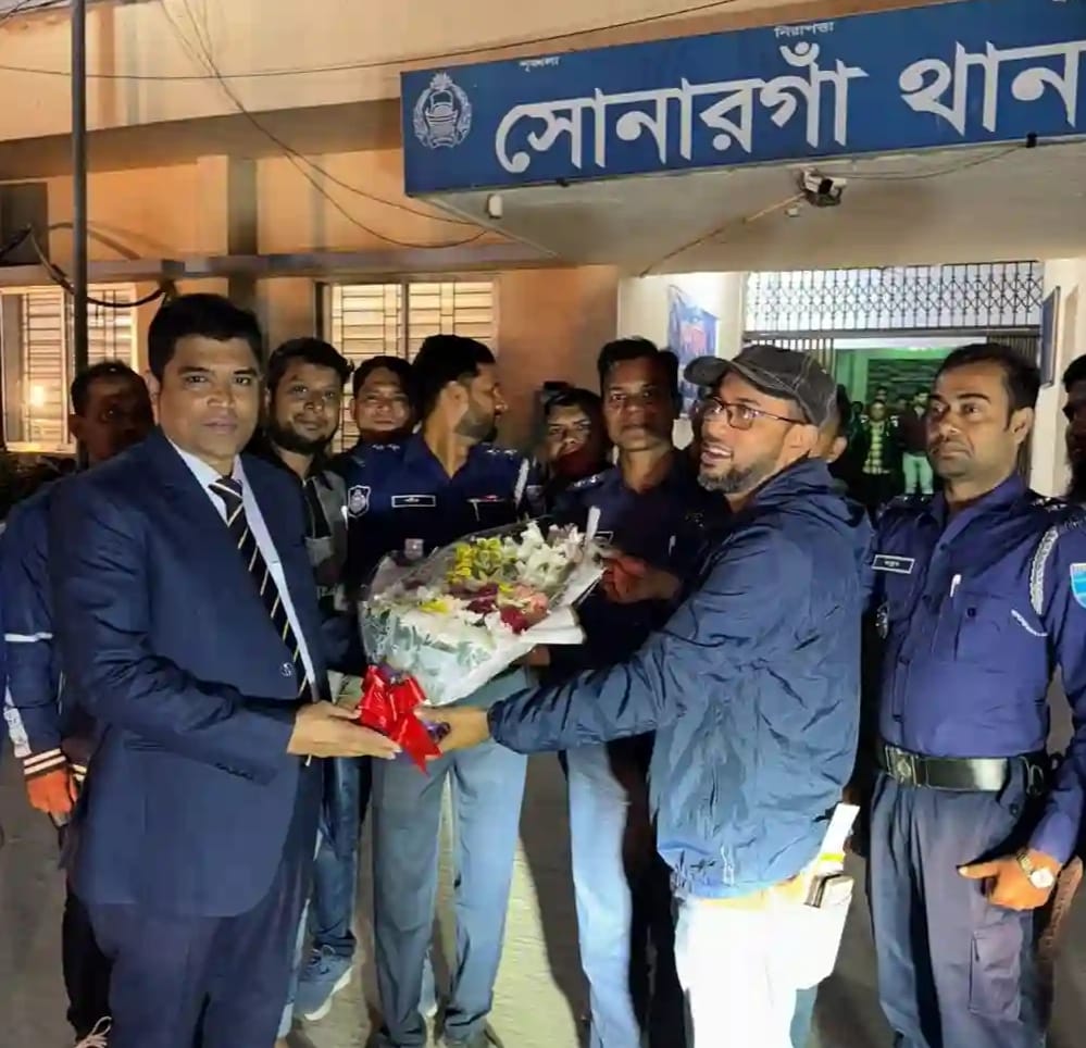 নবাগত অফিসার ইনচার্জকে সোনারগাঁও থানার পক্ষ হইতে ফুলেল শুভেচছা