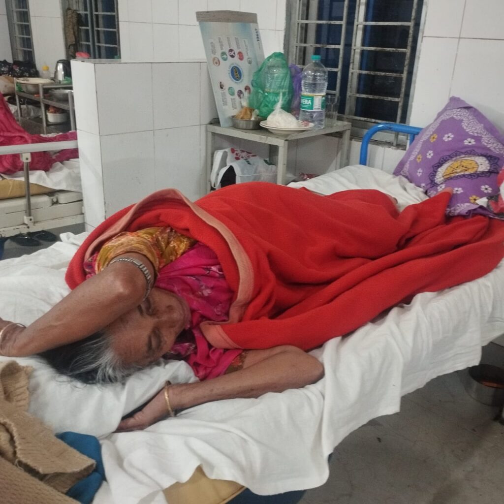 সোনারগাঁয়ে ছেলের কাছে পাওনা টাকা না পেয়ে বৃদ্ধা মায়ের ওপর হামলা