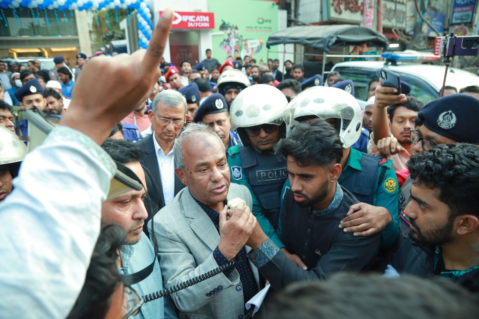 ‘আ.লীগের সন্ত্রাসীদের’ বিরুদ্ধে মামলা না থাকলেও গ্রেপ্তারের নির্দেশ