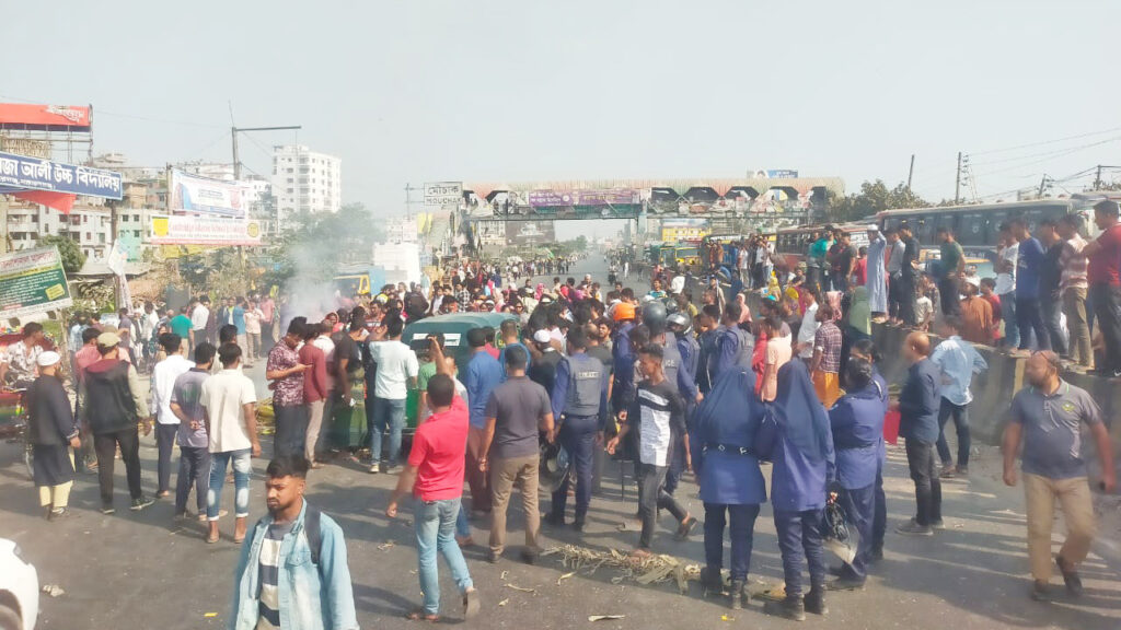 বকেয়া বেতনের দাবিতে ঢাকা-চট্টগ্রাম মহাসড়ক অবরোধ