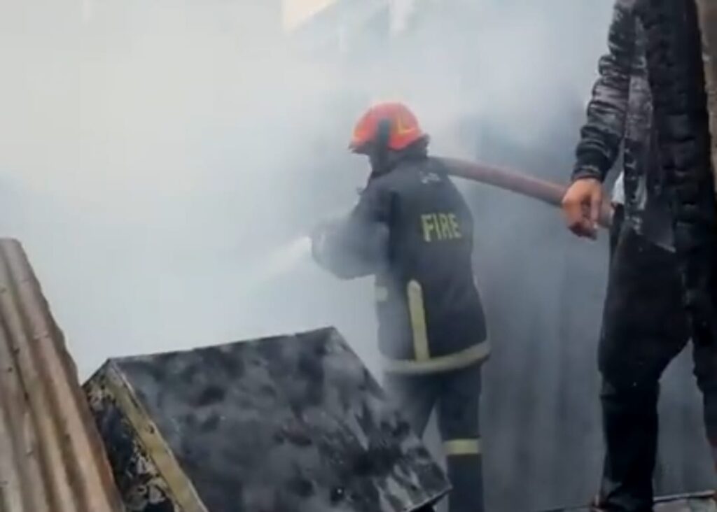 সোনারগাঁয়ে ফার্নিচার দোকানে ভয়াবহ আগুন