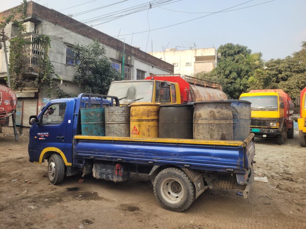 সিদ্ধিরগঞ্জে মেঘনা ডিপোতে চালান ব্যতীত অবৈধ ১৫ ড্রাম ডিজেল জব্দ