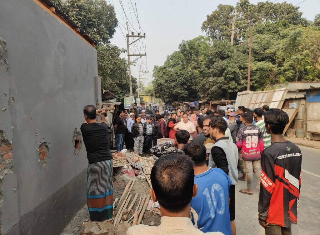 সোনারগাঁয়ে দখলদারিত্ব নিয়ে উপজেলা আইনশৃঙ্খলা সভায় সমালোচনা —– ভেঙ্গে দেওয়া হলো অবৈধ স্থাপনা