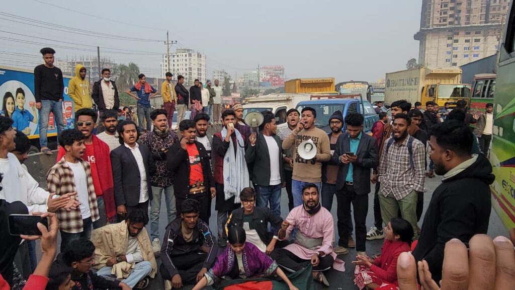 ওসমান হাদি হত্যার বিচার দাবিতে ঢাকা-চট্টগ্রাম মহাসড়ক ব্লকেড