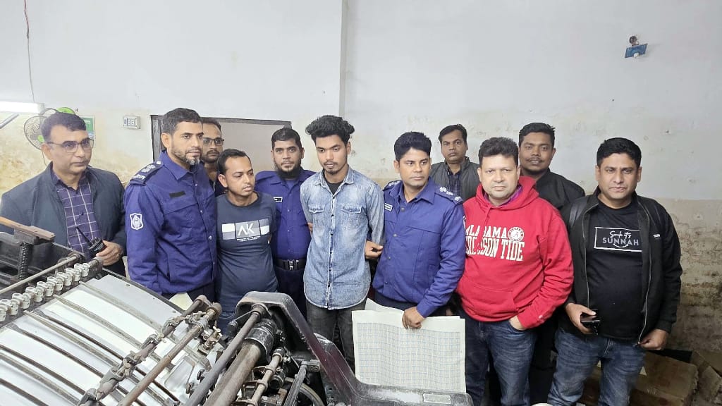 সিদ্ধিরগঞ্জে কোটি টাকা মূল্যের নকল স্ট্যাম্প জব্দ, গ্রেফতার ২