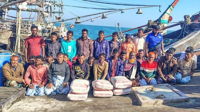 মিয়ানমারে পাচারের সময় সাগর থেকে সিমেন্টবোঝাই তিন নৌকা আটক