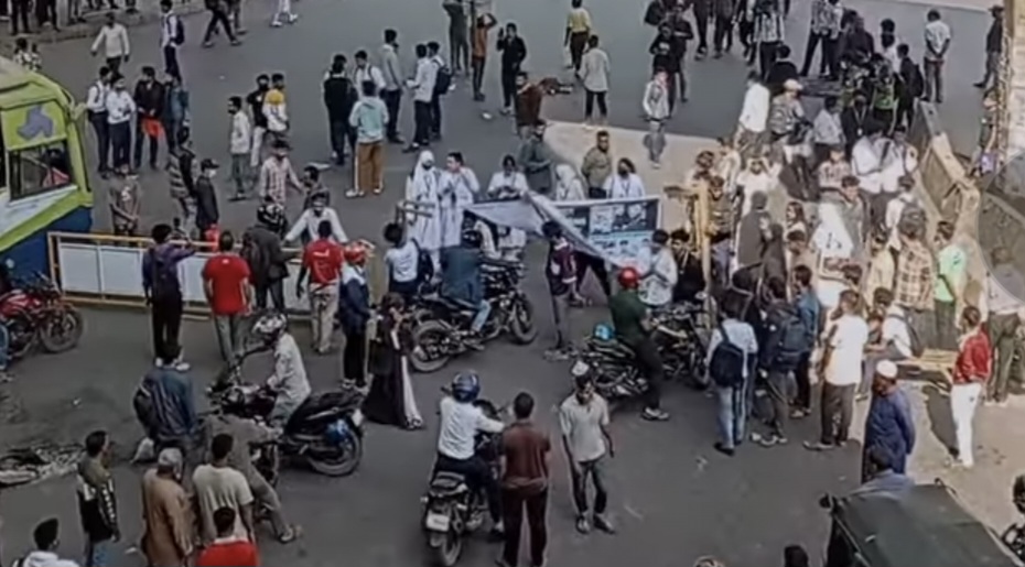 শিক্ষক ও পুলিশের আশ্বাসের রাস্তা ছাড়লো তেজগাঁও কলেজের শিক্ষার্থীরা, যান চলাচল শুরু