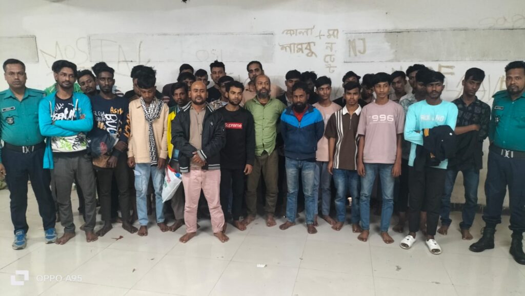 মোহাম্মদপুরে পুলিশের বিশেষ অভিযানে ৩৩ জন গ্রেপ্তার