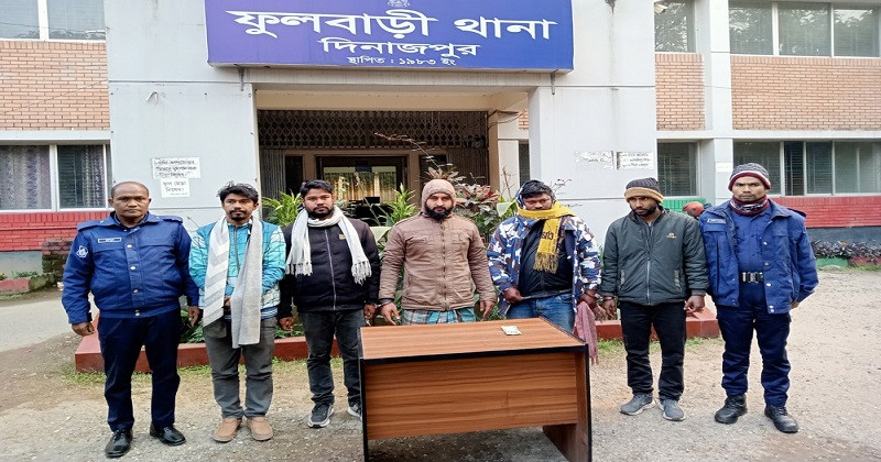 ফুলবাড়ীতে ডিবি পুলিশ পরিচয়ে অপহরণ স্বেচ্ছাসেবক দলের নেতাসহ আটক ৫
