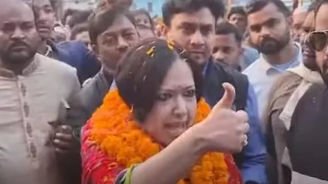 বৃদ্ধাঙ্গুলি দেখিয়ে ম্যাজিস্ট্রেটকে রুমিন ফারহানা বললেন, ‘আপনাদের এইরকম দেখায়’