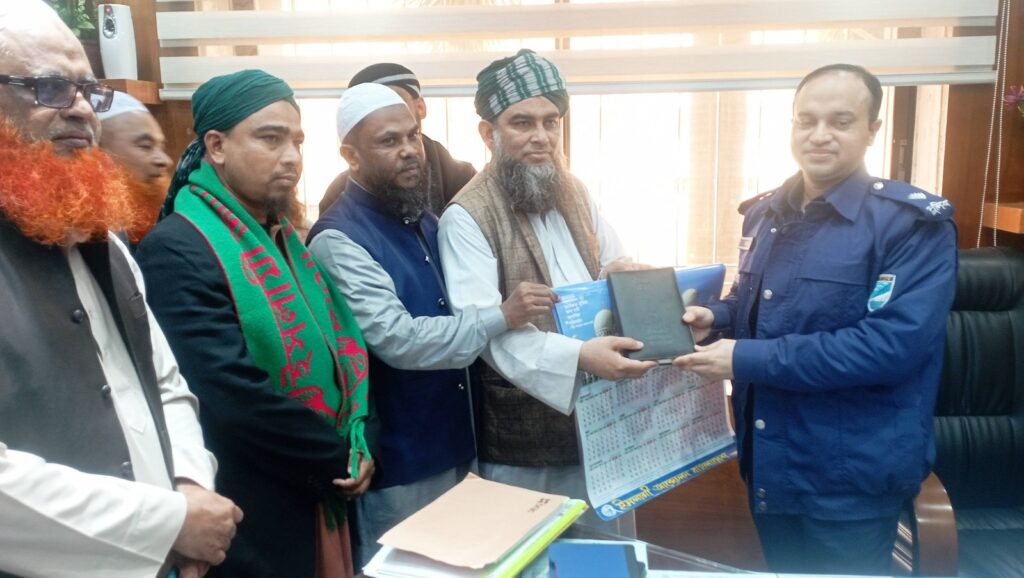 প্রশাসন, সাংবাদিকসহ বিভিন্ন মহলে ইসলামী আন্দোলনের বার্ষিক প্রকাশনা হাদিয়া প্রদান