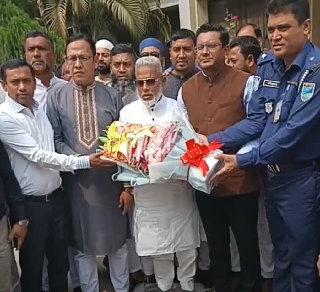 সোনারগাঁয়ে নবাগত এমপিকে উপজেলা প্রশাসনের পক্ষ হইতে ফুলেল শুভেচছা বিনিময়