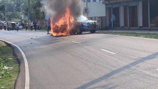 সংঘর্ষের পর আগুনে পুড়লো অটোরিকশা ও পুলিশের গাড়ি