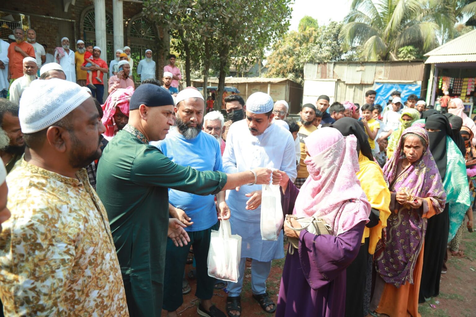 মাসুদুজ্জামানের উদ্যােগে ১২শ পরিবারের মাঝে গরুর মাংস বিতরণ