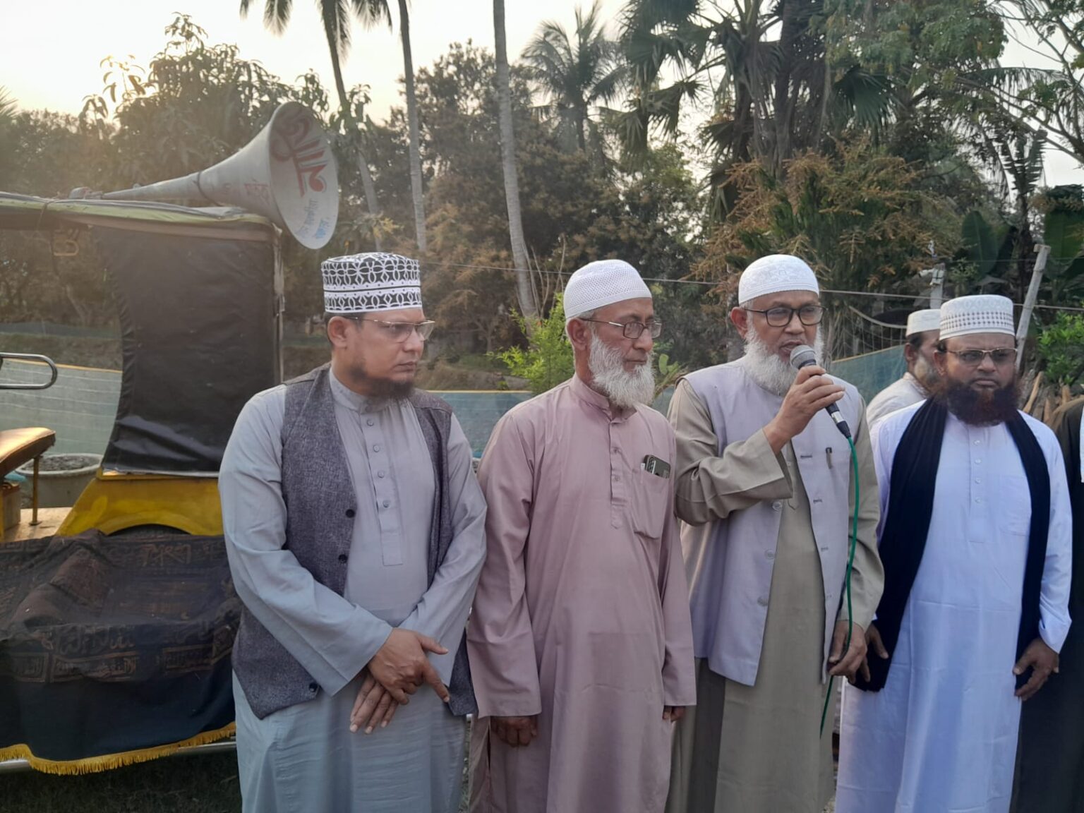 নব নির্বাচিত এমপি মুহাদ্দিস আব্দুল খালেকের ইমামতিতে আলহাজ্ব আব্দুল আজিজ মোড়লের জানাজা সম্পন্ন