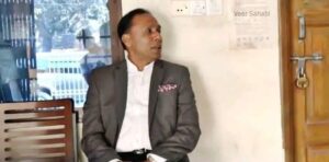 সিদ্ধিরগঞ্জে ভূমি অফিসের বারান্দায় বসে থাকলেন প্রতিমন্ত্রী, কাউকে না পেয়ে ক্ষোভ