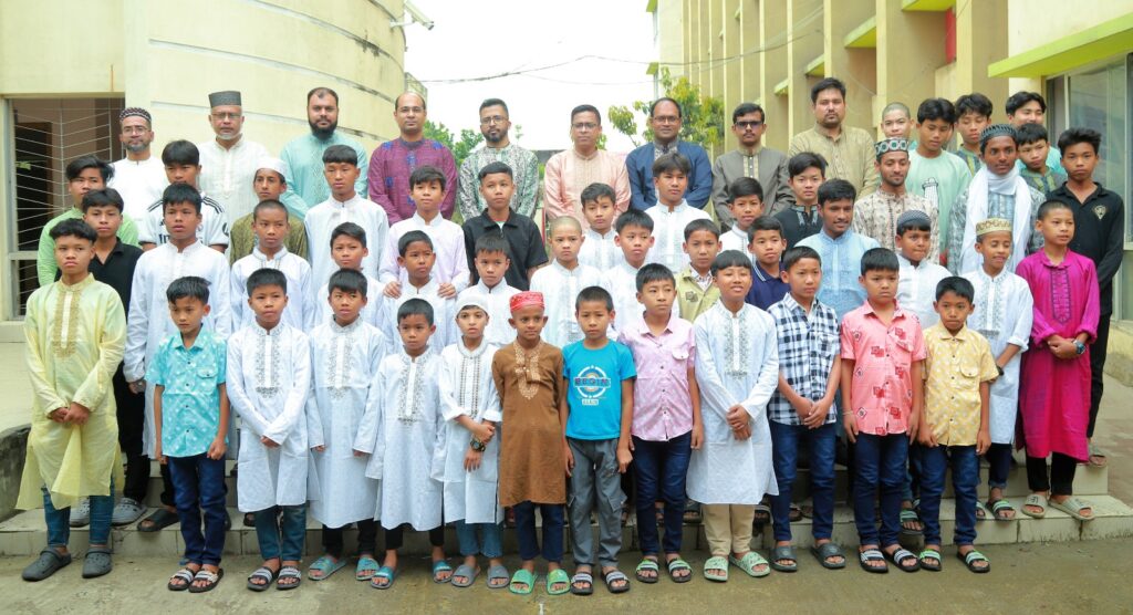 এতিম শিশুদের সঙ্গে প্রথম ঈদ, স্মৃতিতে ফিরলেন জেলা প্রশাসক