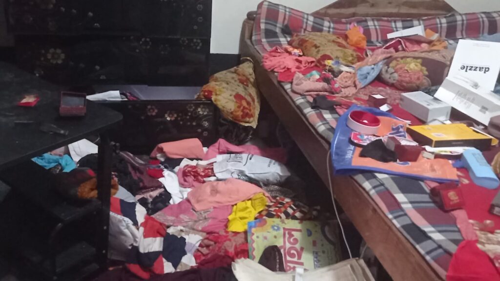 সাতক্ষীরা শহরতলী লাবসা মুন্সিপাড়া এলাকায় প্রধান সড়কের পাশে দুঃসাহসিক চুরি, স্বর্ণ-নগদসহ বিপুল মালামাল খোয়া