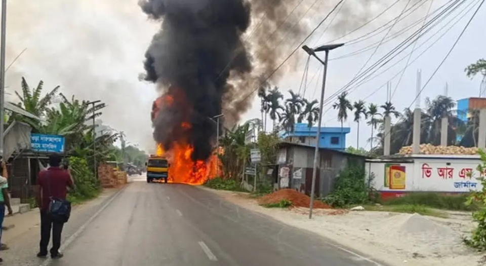 পেট্রোলবাহী লরিতে আগুন, চালকের বুদ্ধিমত্তায় রক্ষা পেল ফিলিং স্টেশন