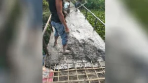 বরিশালে রডের বদলে বাঁশের কঞ্চি দিয়ে আয়রন ব্রিজের ঢালাই