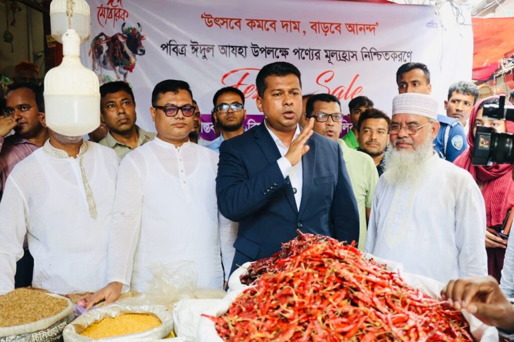 জমে উঠেছে চাষাড়া লিংক রোডের পাশে সবুজবাগ মাদ্রাসা মাঠে বিশাল গরু-ছাগলের হাট