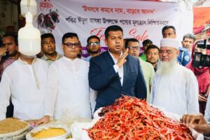 জমে উঠেছে চাষাড়া লিংক রোডের পাশে সবুজবাগ মাদ্রাসা মাঠে বিশাল গরু-ছাগলের হাট
