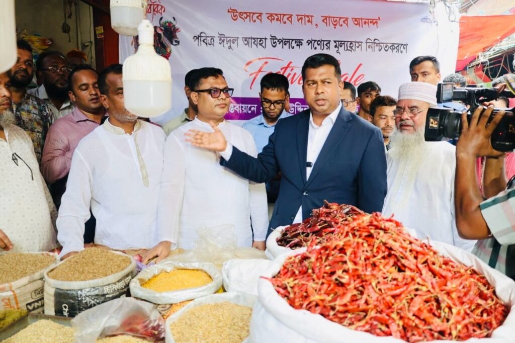 নিত্যপণ্যের দাম কমিয়ে ‘উৎসব ছাড়’ সংস্কৃতি চালু করলেন ডিসি জাহিদুল ইসলাম মিঞা