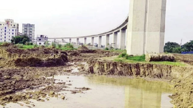 ফতুল্লায় পদ্মা রেল সেতুর পিলারের নিচ থেকে মাটি উত্তোলন