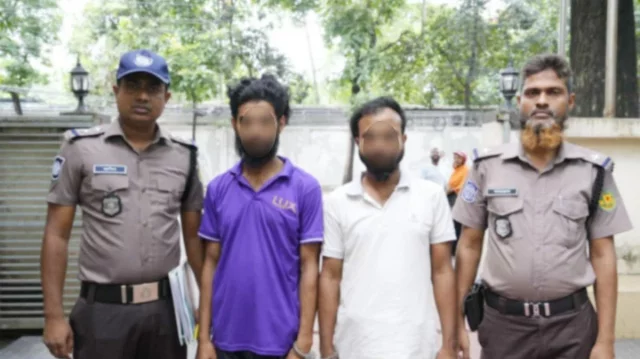 শেওড়াপাড়ায় মোটরসাইকেল আরোহীর মাথায় ইট নিক্ষেপ, গ্রেপ্তার ২